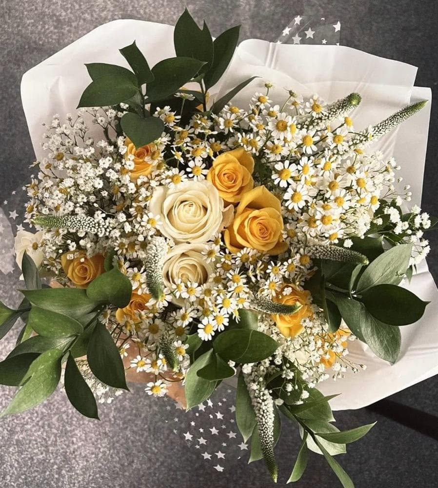 Yellow and white rose bouquet with daisies